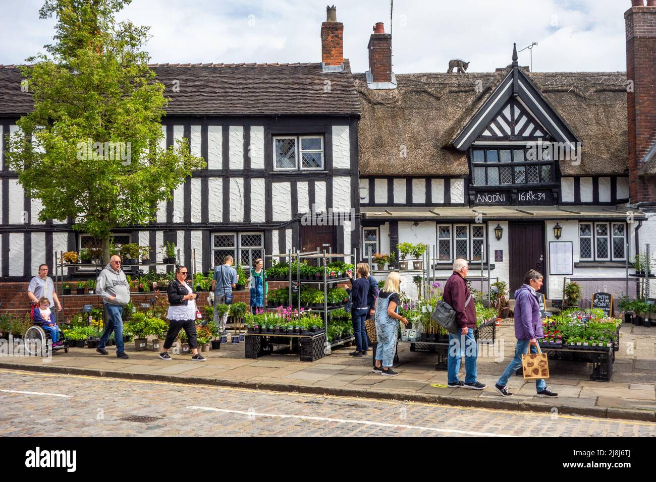 Les gens à l'extérieur de l'auberge Black Bear au marché des fermiers et des fabricants dans l'ancienne place du marché de Cheshire ville de Sandbach Angleterre Banque D'Images