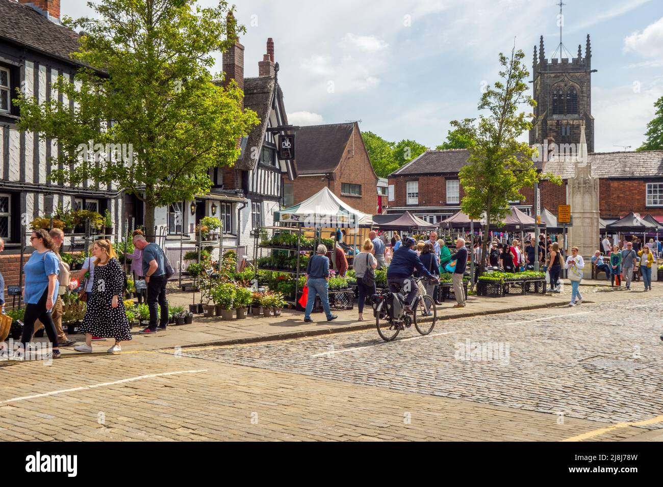 Les gens à l'extérieur de l'auberge Black Bear au marché des fermiers et des fabricants dans l'ancienne place du marché de Cheshire ville de Sandbach Angleterre Banque D'Images