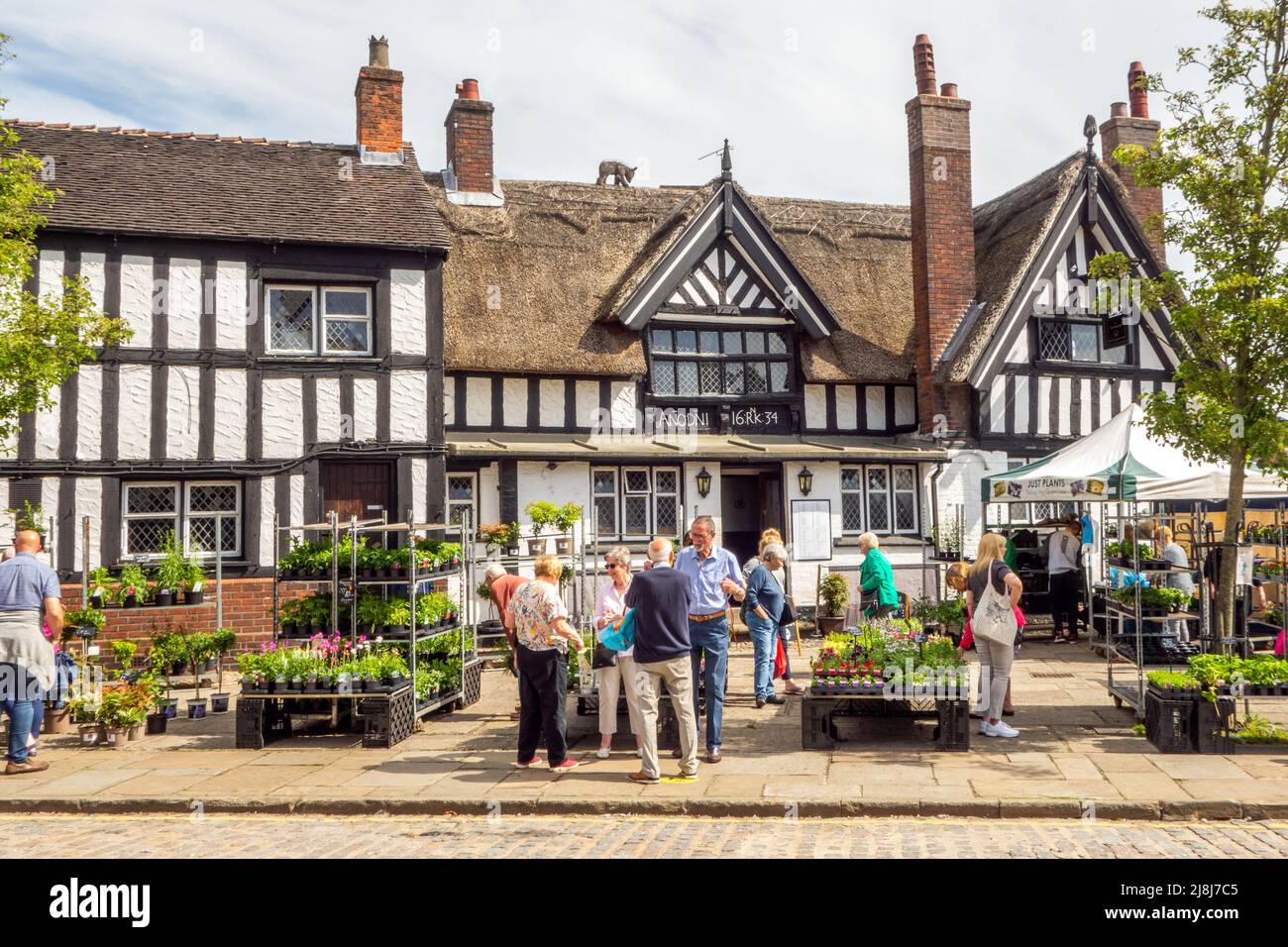 Les gens à l'extérieur de l'auberge Black Bear au marché des producteurs agricoles dans l'ancienne place du marché de Cheshire ville de Sandbach Angleterre Banque D'Images