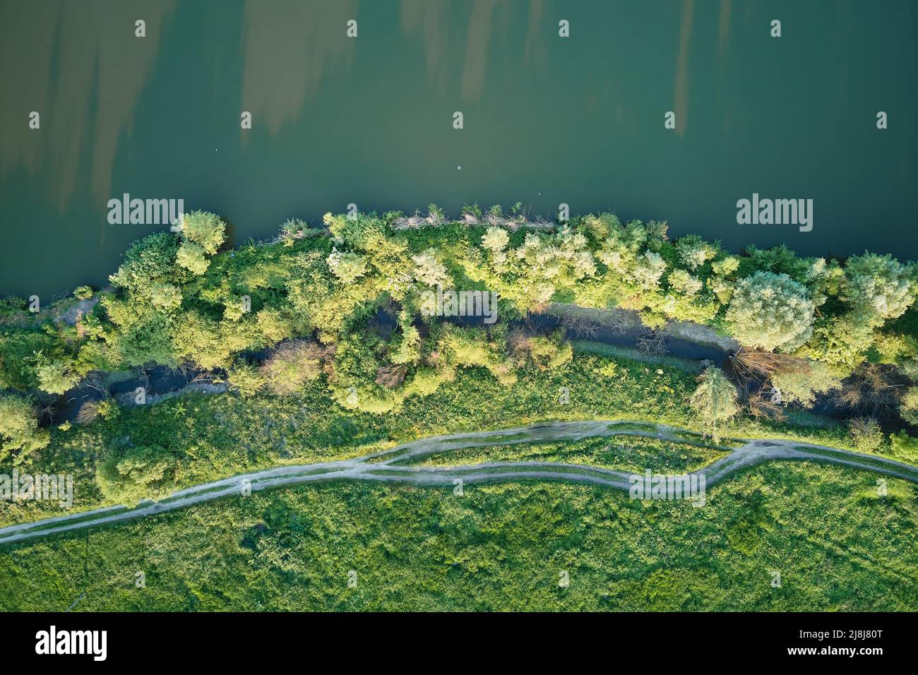 Vue aérienne de l'étang de hading de poissons avec de l'eau bleue dans la zone aquacole Banque D'Images