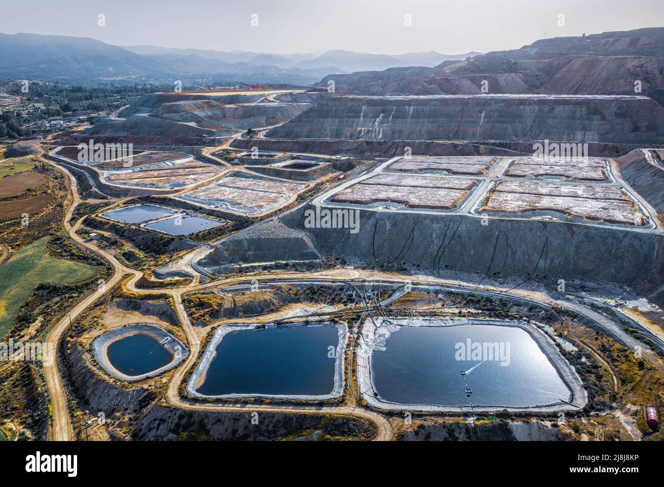 Les tas de lessivage et les réservoirs de stockage à l'usine de traitement du minerai. Mine de cuivre de Skouriotissa à Chypre Banque D'Images