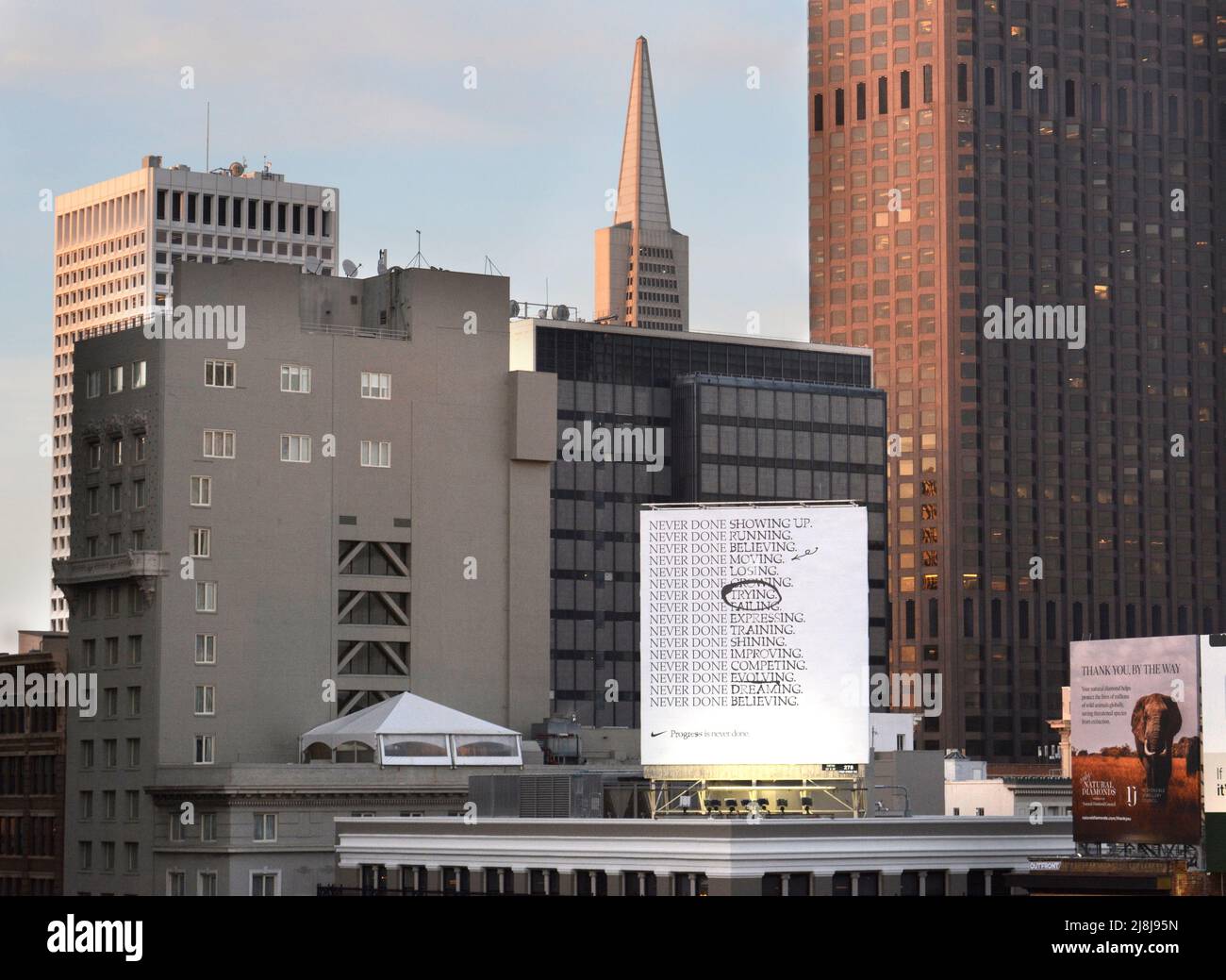 Un panneau publicitaire Nike au sommet d'un bâtiment à Union Square, San  Francisco, Californie Photo Stock - Alamy