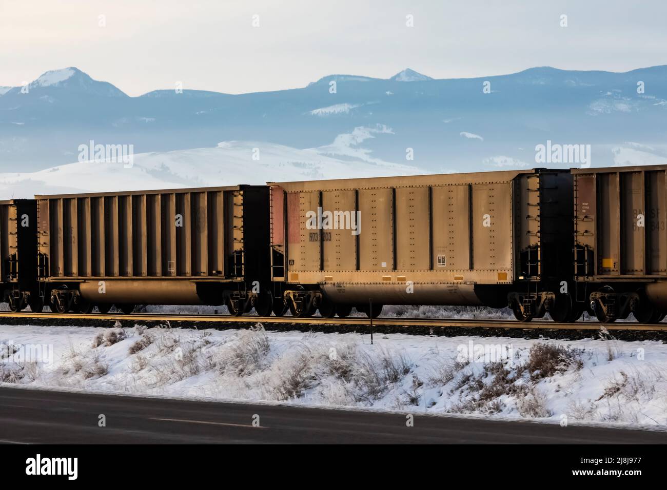 Wagons de charbon BNSF vides à Wintry Montana, États-Unis [aucune autorisation de propriété ; licence éditoriale uniquement] Banque D'Images