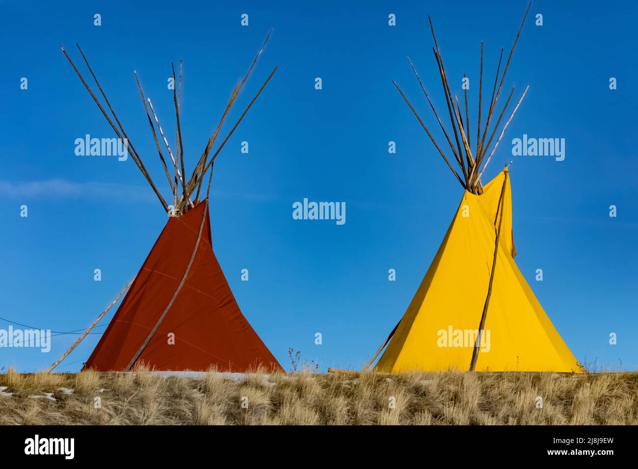 Tipis au Custer Battlefield Trading Post and Cafe, Crow Agency, Montana, États-Unis [aucune autorisation de propriété ; licence éditoriale uniquement] Banque D'Images