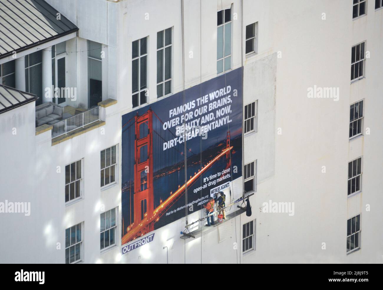 Un panneau d'affichage controversé payé par « autres contre la mort de drogue » est installé sur Union Square, San Francisco, en avril 2022. Banque D'Images