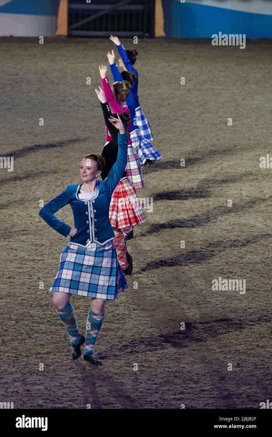 Windsor, Berkshire, Royaume-Uni. 15th mai 2022. Les danseurs du Royal Edinburgh Military Tattoo. Les clients ont été ravis d'assister à la célébration du Jubilé de platine ce soir dans le domaine privé du château de Windsor. 1 300 artistes du Commonwealth et du monde entier ont pris part à la spectaculaire Gallop à travers la célébration du temps de sa Majesté la Reine 70 ans en tant que reine. Crédit : Maureen McLean/Alay Live News Banque D'Images