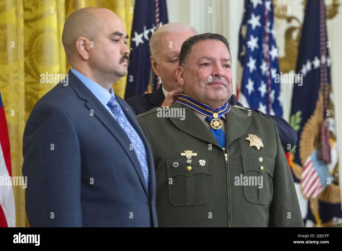 Washington, États-Unis. 16th mai 2022. Le président Joe Biden décerne la Médaille de l'officier de sécurité publique de Valor à l'officier de patrouille routière de Californie Vincent Mendoza en tant que confrère Robert Paul III (L) regarde pendant une cérémonie dans la salle est de la Maison Blanche à Washington, DC, le lundi 16 mai 2022. Selon la Maison Blanche, la médaille est décernée aux agents de sécurité publique qui ont fait preuve d'un courage exceptionnel, indépendamment de la sécurité personnelle, dans la tentative de sauver ou de protéger les autres. Photo de Bonnie Cash/Credit: UPI/Alay Live News Banque D'Images