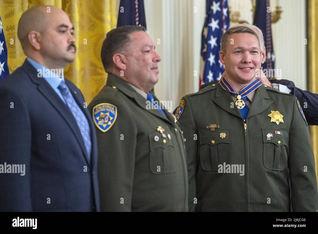 Washington, États-Unis. 16th mai 2022. Le président Joe Biden décerne la Médaille de l'officier de sécurité publique de Valor à l'officier de patrouille routière de Californie Ryan Smith en tant qu'officiers Robert Paul III (L) et Vincent Mendoza (R) regardent pendant une cérémonie dans la salle est de la Maison Blanche à Washington, DC, le lundi 16 mai 2022. Selon la Maison Blanche, la médaille est décernée aux agents de sécurité publique qui ont fait preuve d'un courage exceptionnel, indépendamment de la sécurité personnelle, dans la tentative de sauver ou de protéger les autres. Photo de Bonnie Cash/Credit: UPI/Alay Live News Banque D'Images