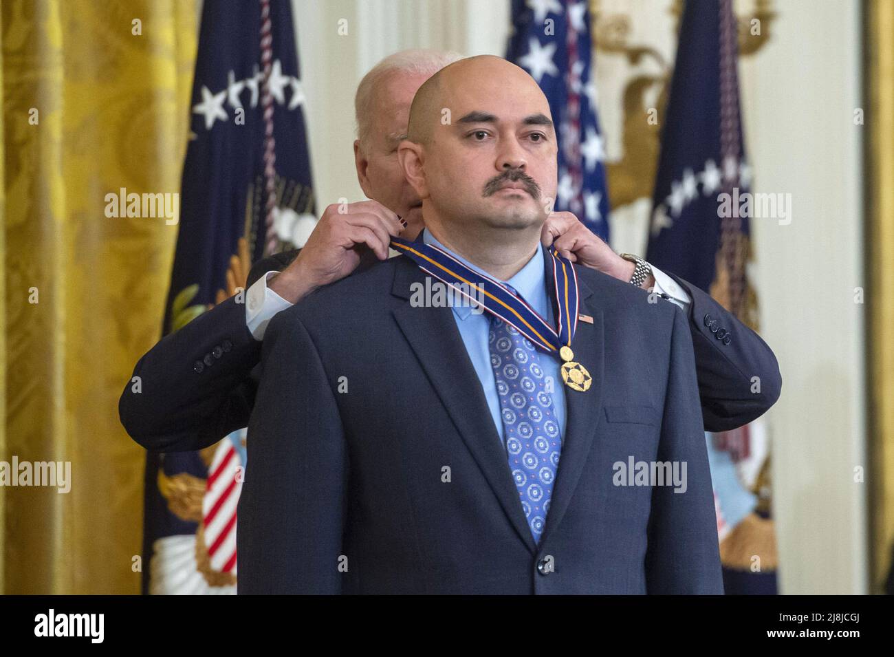 Washington, États-Unis. 16th mai 2022. Le président Joe Biden décerne la Médaille de l'officier de sécurité publique de Valor à l'officier de patrouille routière de Californie Robert Paul III lors d'une cérémonie dans la salle est de la Maison Blanche à Washington, DC, le lundi 16 mai 2022. Selon la Maison Blanche, la médaille est décernée aux agents de sécurité publique qui ont fait preuve d'un courage exceptionnel, indépendamment de la sécurité personnelle, dans la tentative de sauver ou de protéger les autres. Photo de Bonnie Cash/Credit: UPI/Alay Live News Banque D'Images