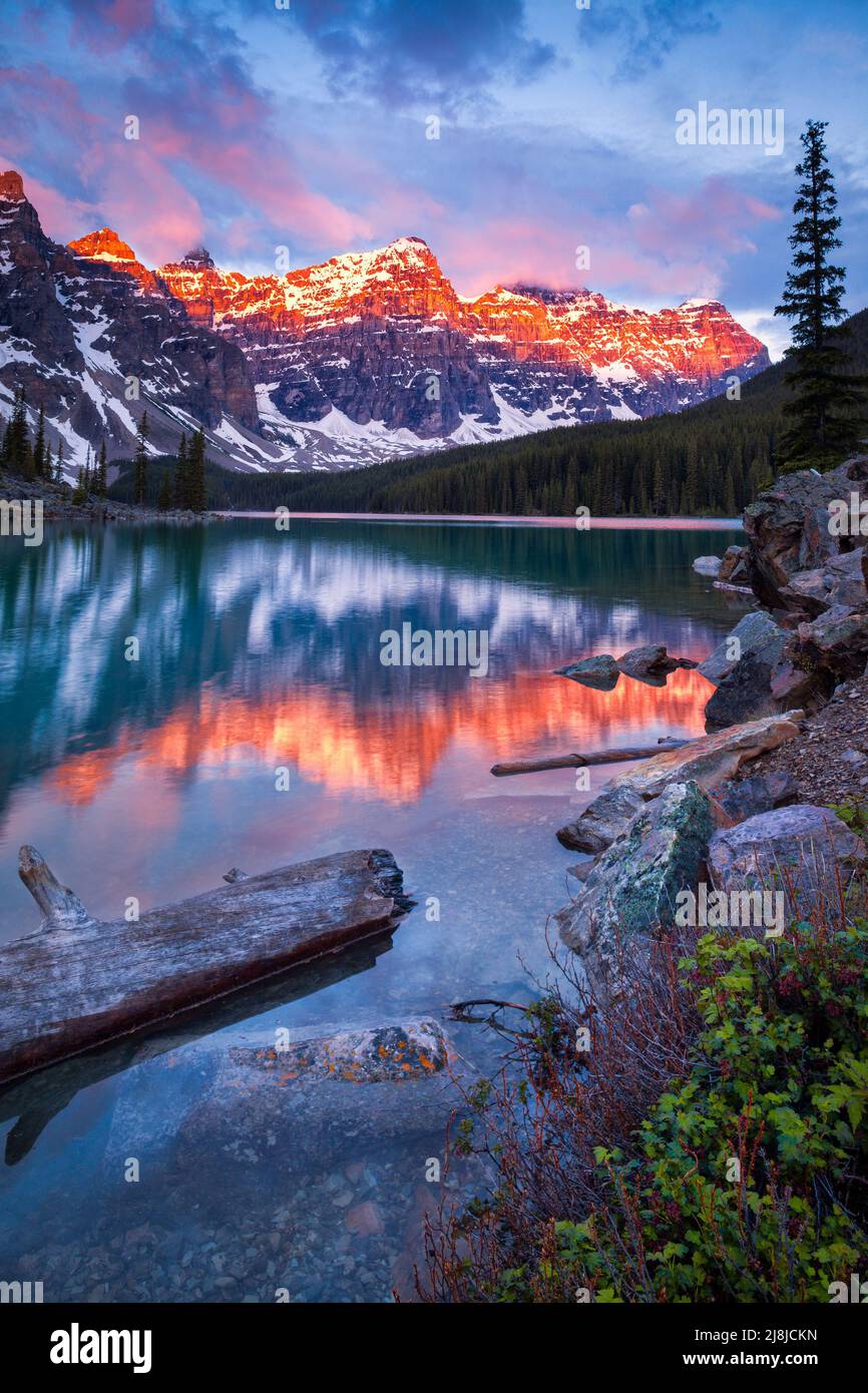 Lever du soleil au lac Moraine dans le parc national Banff, Alberta, Canada Banque D'Images