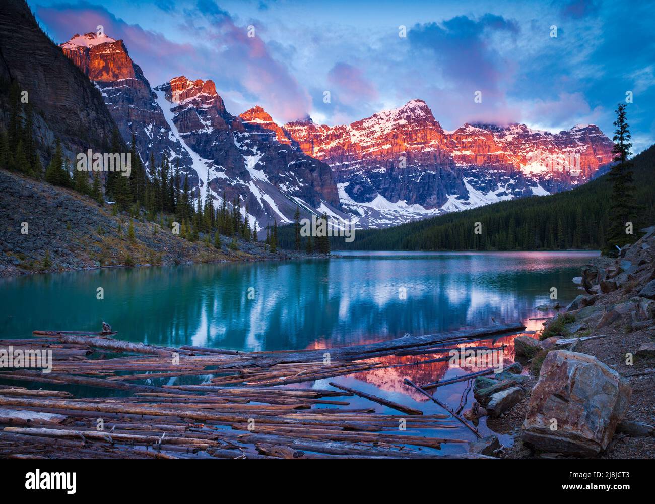 Lever du soleil au lac Moraine dans le parc national Banff, Alberta, Canada Banque D'Images