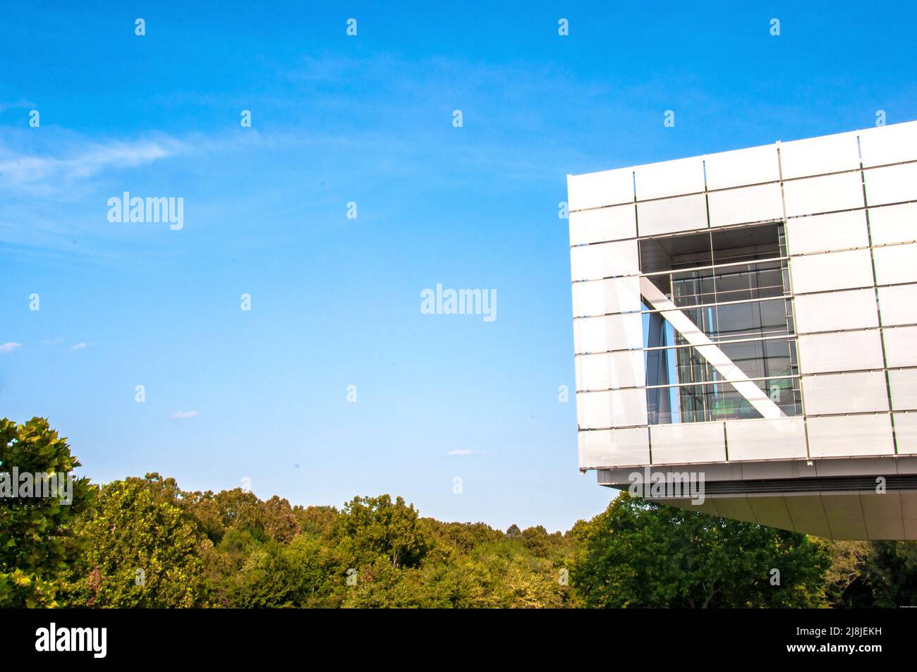 Le musée Clinton dans le centre-ville de Little Rock, AR s'est associé au ciel bleu de l'Arkansas. Banque D'Images