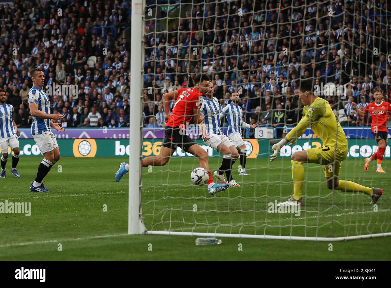 Huddersfield, Royaume-Uni. 16th mai 2022. Le gardien de but de Huddersfield Lee Nicholls enregistre à point vide de Lutons Harry Cornick pendant le championnat EFL Sky Bet jouer demi-finale 2nd Leg match entre Huddersfield Town et Luton Town au stade John Smiths, à Huddersfield, en Angleterre, le 16 mai 2022. Photo de Simon Hall. Utilisation éditoriale uniquement, licence requise pour une utilisation commerciale. Aucune utilisation dans les Paris, les jeux ou les publications d'un seul club/ligue/joueur. Crédit : UK Sports pics Ltd/Alay Live News Banque D'Images