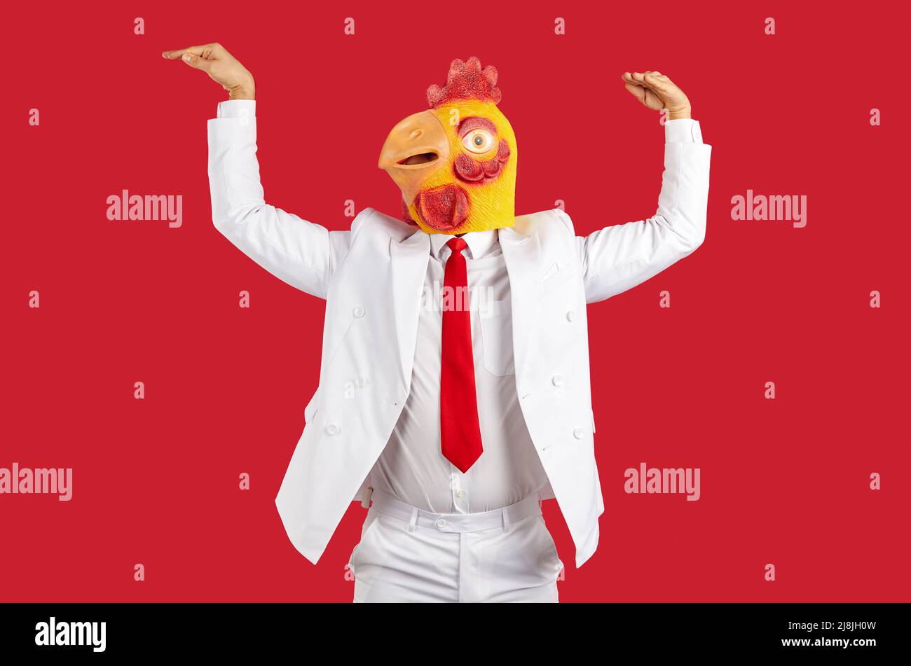 Homme drôle en danse de masque de poulet en studio Banque D'Images