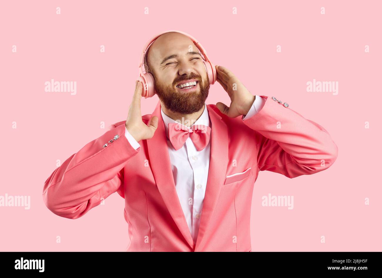 Homme souriant Profitez de votre musique avec des écouteurs sans fil Banque D'Images