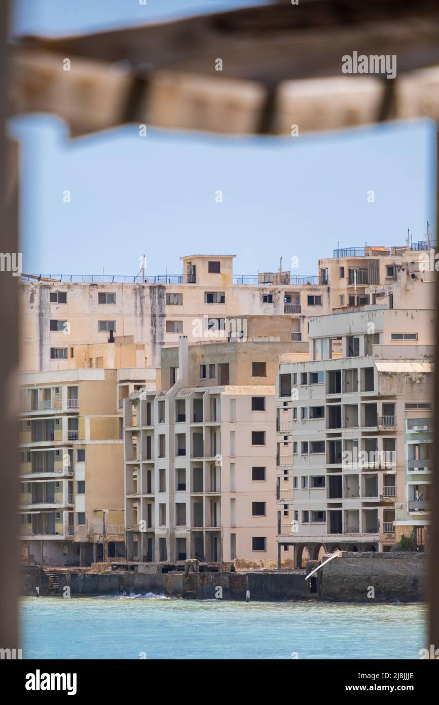 Hôtels abandonnés et autres bâtiments près de la plage à la ville fantôme de Varosha à Famagusta, Chypre - concept d'abandon abstrait Banque D'Images