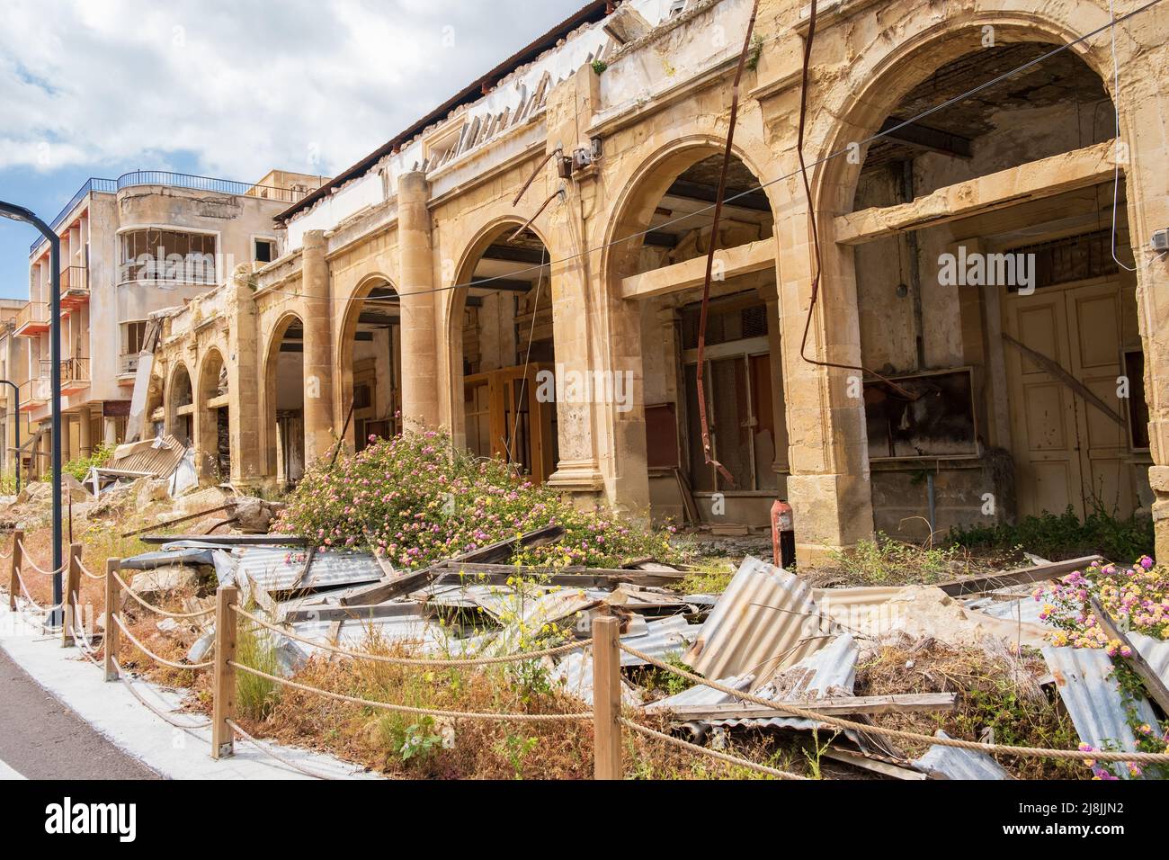 Bâtiments abandonnés et végétation sauvage dans la ville fantôme de Varosha Famagousta à Chypre Banque D'Images