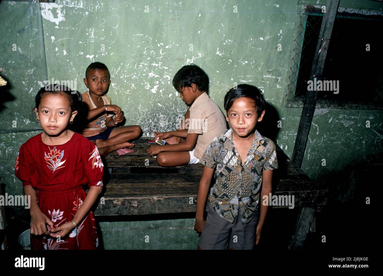 Enfants dans la zone de feu rouge Dolly à Surabaya, Indonésie 1984 Banque D'Images