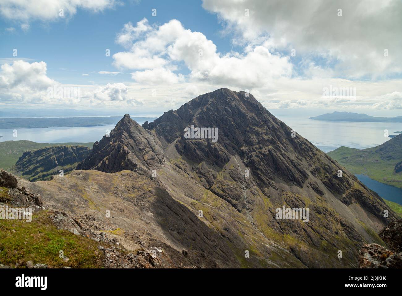 Le Munro Blà Bheinn, Blaven avec le Clach Glas de 'Scotish matterhorn' au premier plan vu du Corbett Garbh Bheinn Banque D'Images