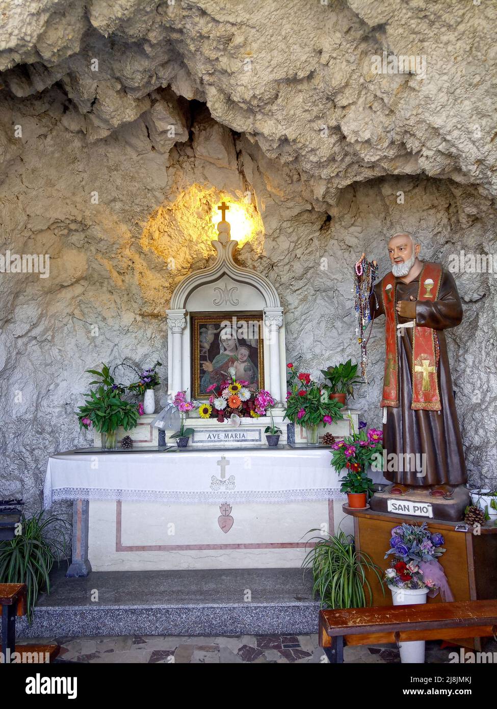25 avril 2022 - Castelmola, Sicile, Italie : la chapelle de la Madonna della Scala avec la statue de saint Pio à Castelmola. Banque D'Images