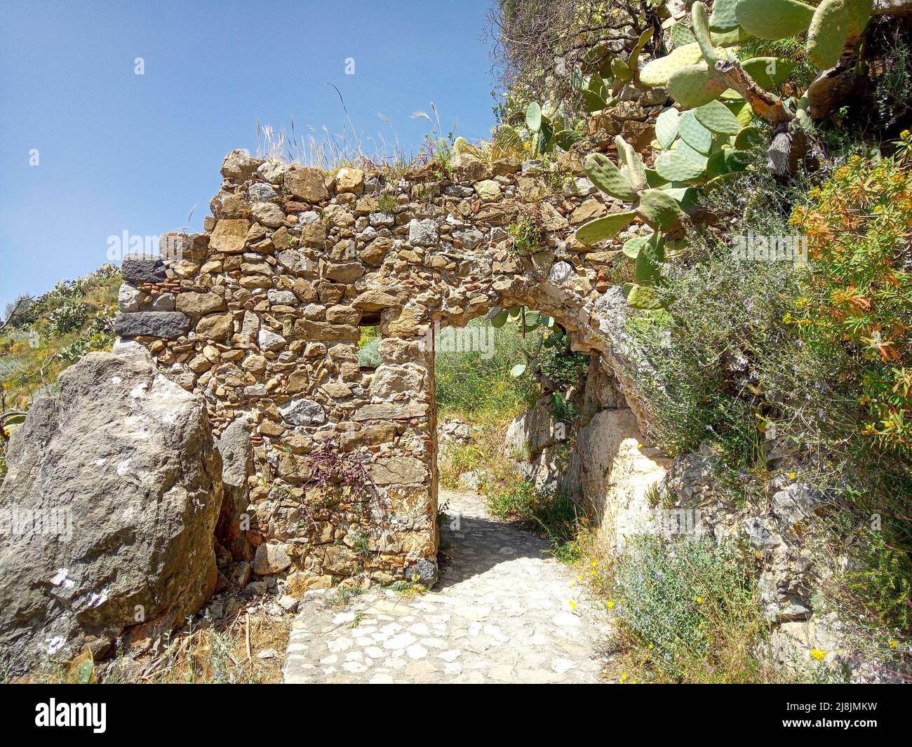 La porte du Saracen sur le chemin des Saracens qui relient Taormina à Castelmola Banque D'Images