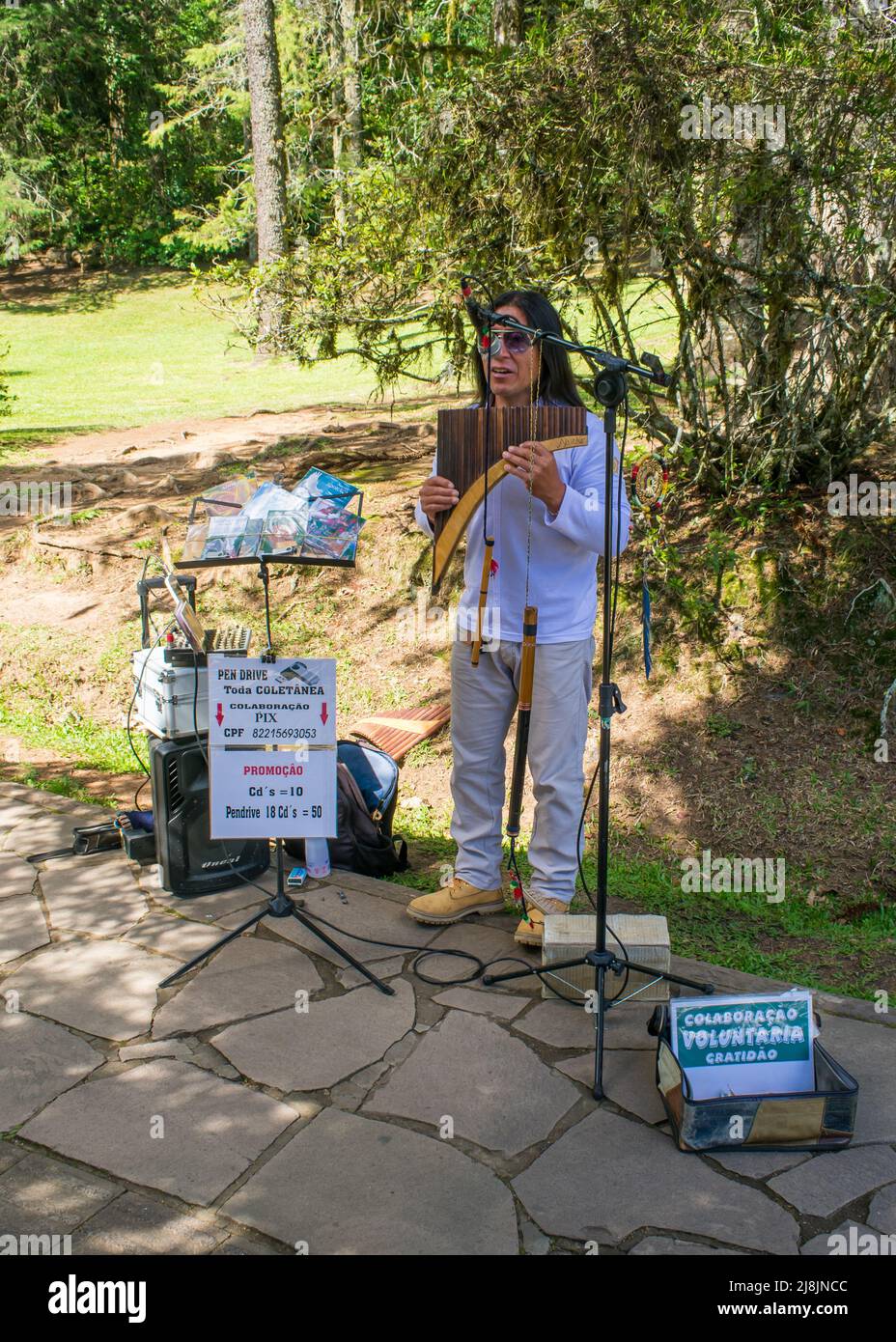 Gramado, Brésil - Circa avril 2022: Natif américain jouant la flûte à bec au lac Black à Gramado Banque D'Images