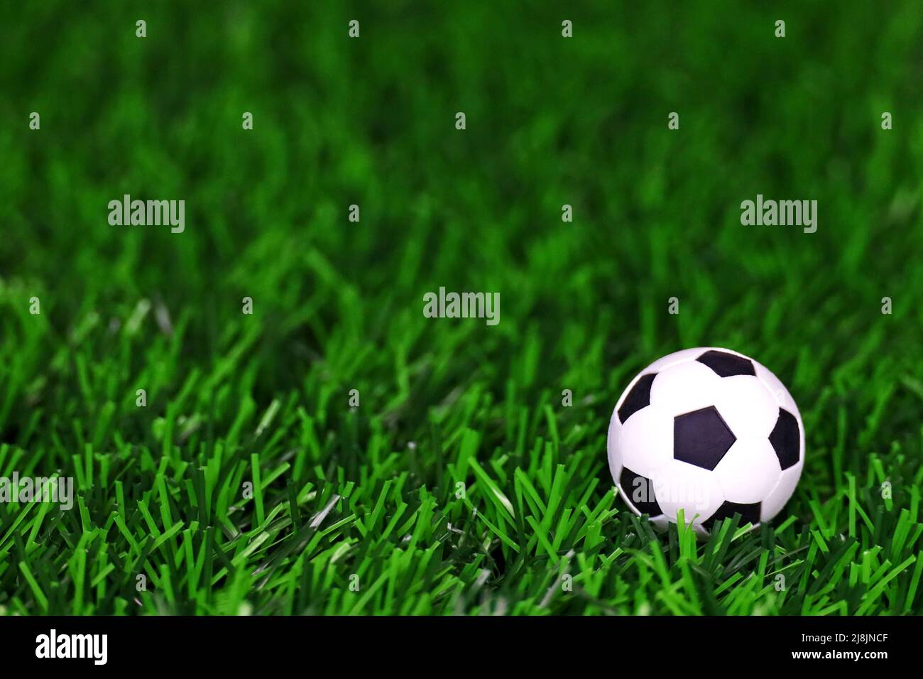 Photo d'une balle de football miniature placée sur un gazon artificiel Banque D'Images