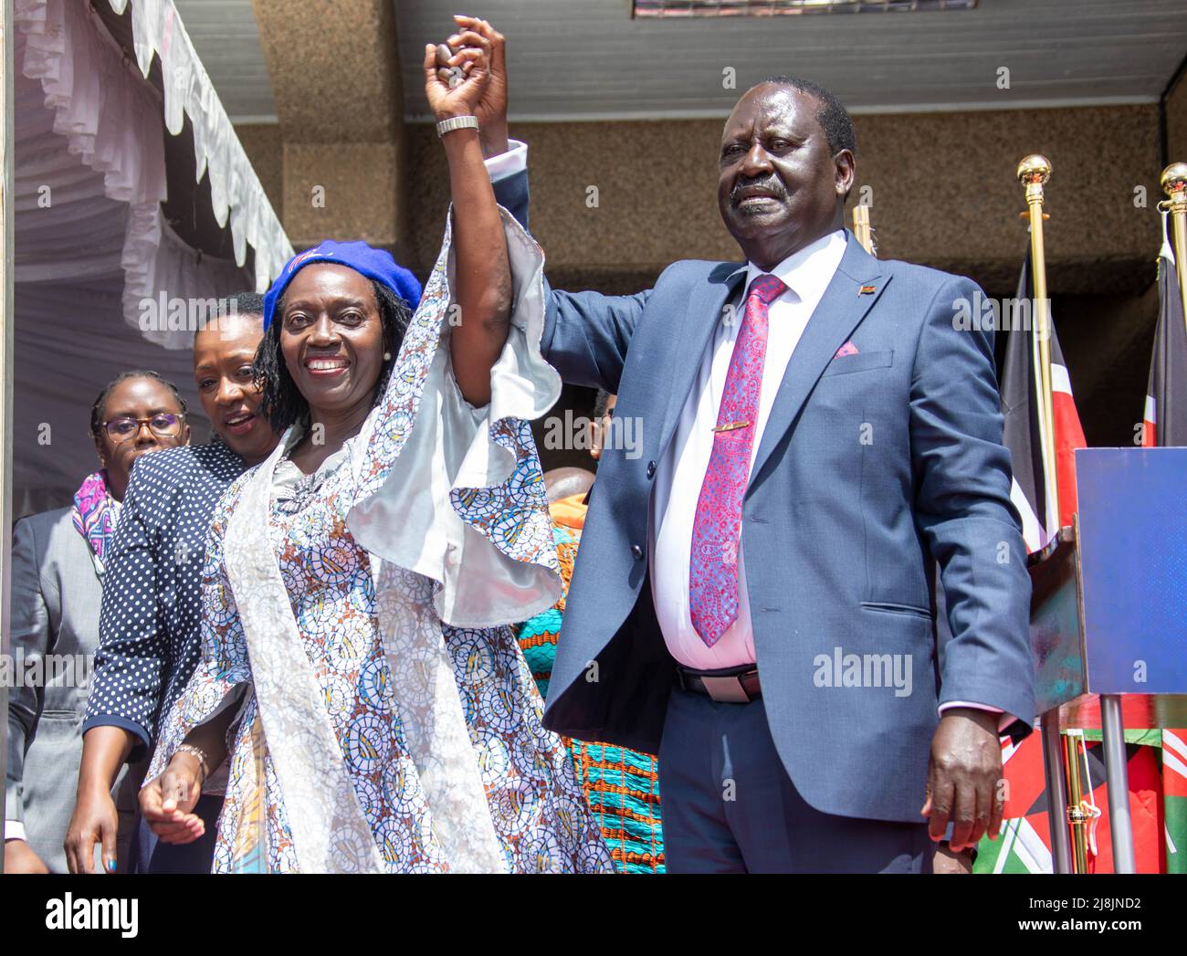 Nairobi, Kenya. 16th mai 2022. La candidate à la présidence Raila Odinga (R) et sa colistière Martha Karua (L, Front) assistent à un rassemblement à Nairobi (Kenya), le 16 mai 2022. Les deux principaux candidats à la présidence du Kenya lors des élections générales, prévues pour le 9 août, ont nommé leurs copains en lice pour se préparer à une course très disputée. Credit: Fred Mutune/Xinhua/Alay Live News Banque D'Images