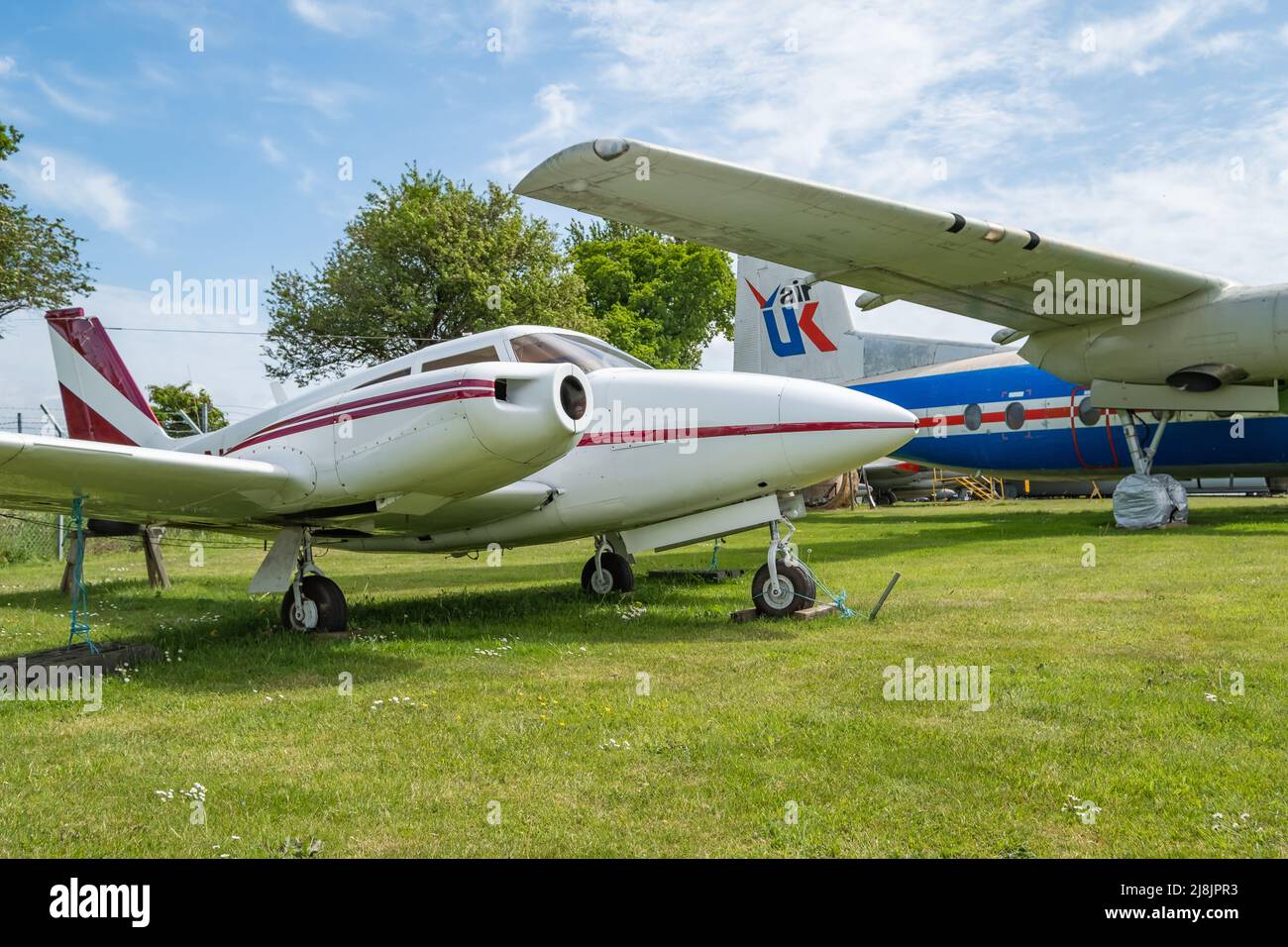 Norwich, Norfolk, Royaume-Uni – mai 14 2022. Un avion léger 1965 Piper PA-30 Twin Comanche relié à la terre. Banque D'Images
