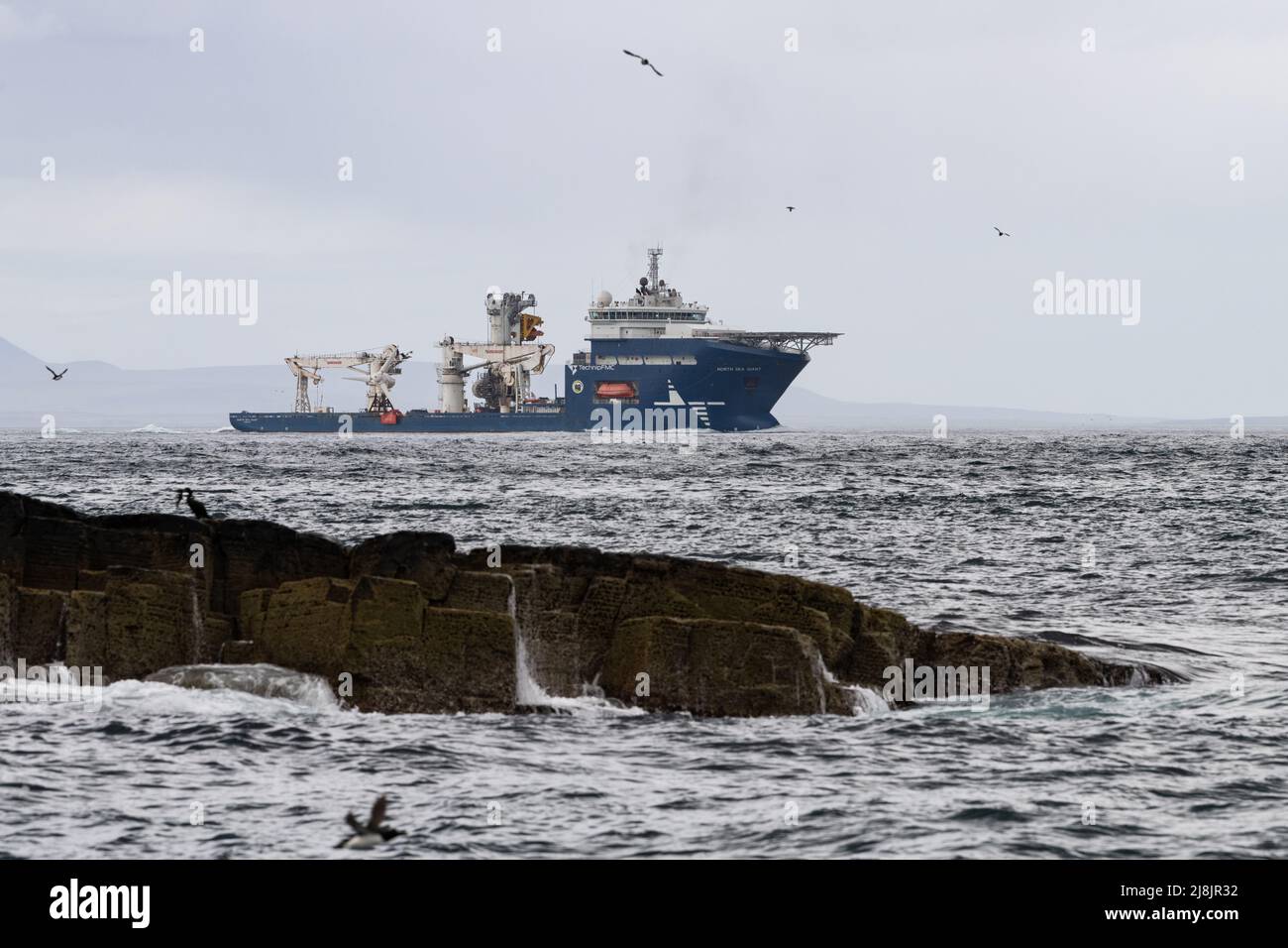 TechnipFMC North Sea navire de construction sous-marine géant à Pentland Firth, Écosse, Royaume-Uni Banque D'Images