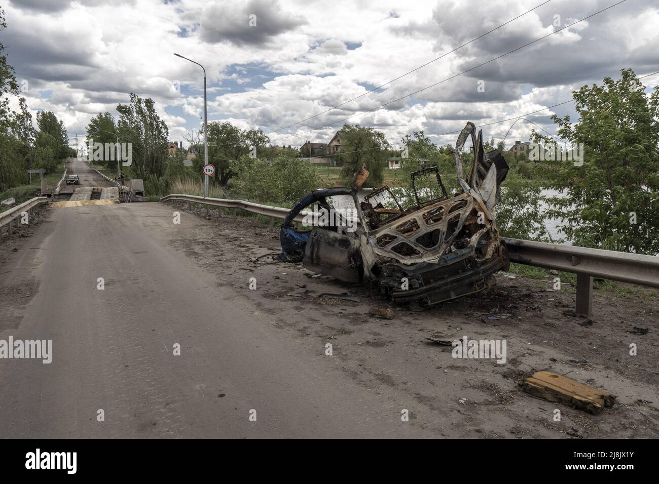 Kharkiv, Ukraine. 16th mai 2022. Une voiture brûlée et détruite se trouve sur le côté de la route près d'un pont de fortune dans une petite ville à l'est de Kharkiv, à Vilhivka, Ukraine, le lundi 16 mai, 2022. Les forces ukrainiennes ont déclaré lundi leur contre-offensive dans la deuxième plus grande ville de Kharkiv leur a permis de repousser les forces russes dans l'un des revers les plus importants pour Moscou depuis son invasion. Photo de Ken Cedeno/UPI crédit: UPI/Alay Live News Banque D'Images