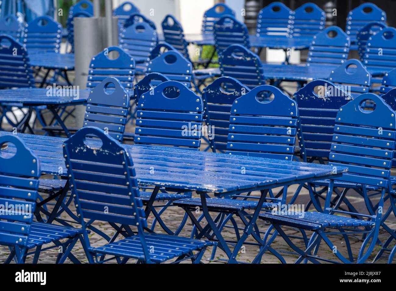 Gastronomie, chaises bleues et tables dans un café en plein air, gastronomie en plein air, vide, fermé, Banque D'Images