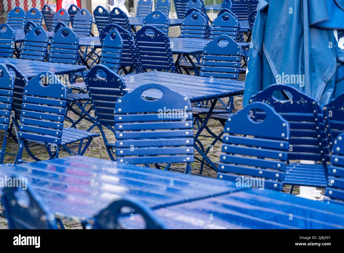 Gastronomie, chaises bleues et tables dans un café en plein air, gastronomie en plein air, vide, fermé, Banque D'Images