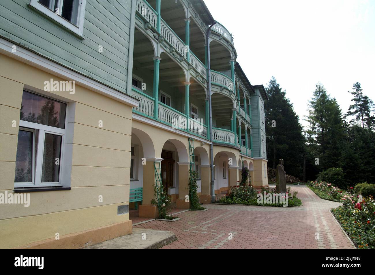 Komańcza, Bieszczady, Pologne, Polen, Polska; Monastère des Sœurs de la Sainte famille de Nazareth ; Klasztor Sióstr Nazaretanek, villa de style suisse Banque D'Images