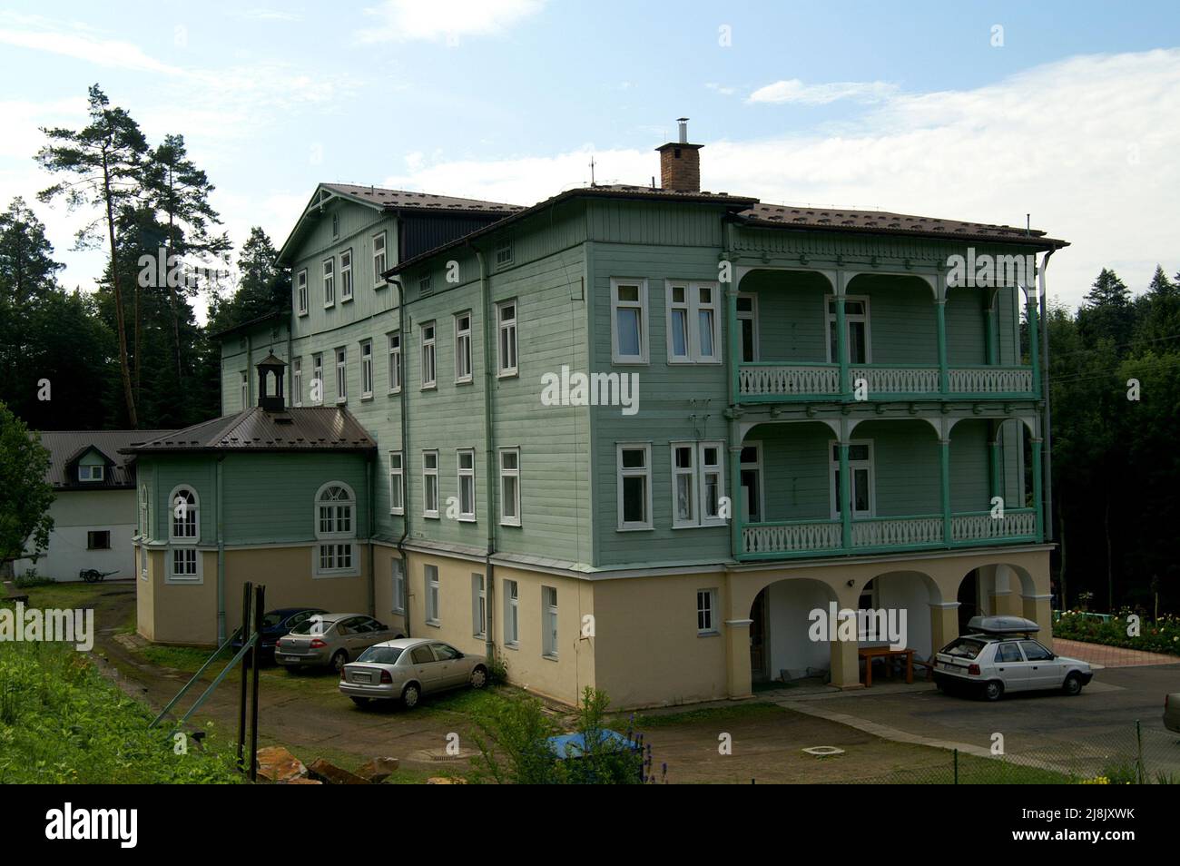 Komańcza, Bieszczady, Pologne, Polen, Polska; Monastère des Sœurs de la Sainte famille de Nazareth ; Klasztor Sióstr Nazaretanek, villa de style suisse Banque D'Images