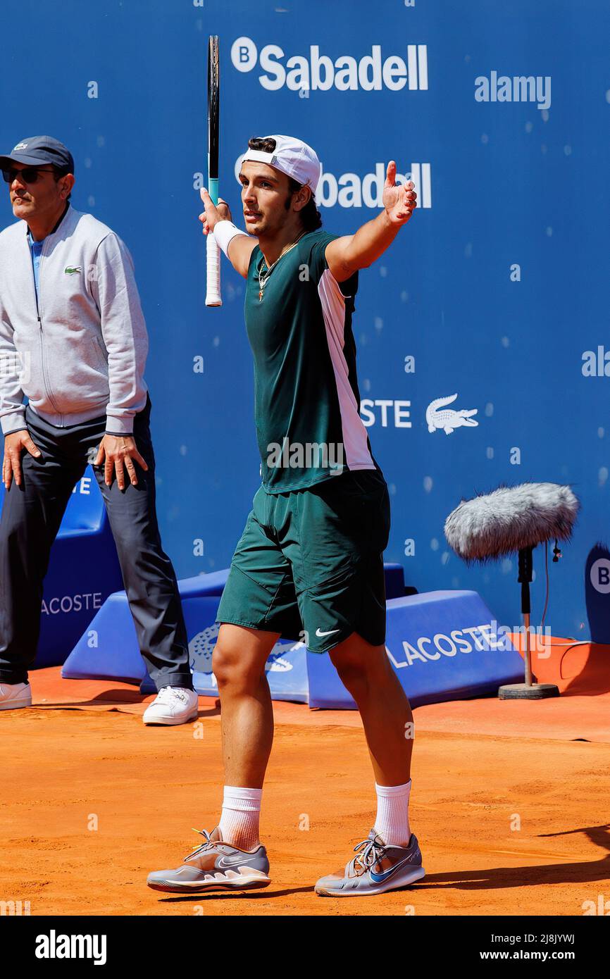 BARCELONE - APR 18: Lorenzo Musetti célèbre la victoire au tournoi de tennis de Barcelone Open Banc Sabadell au Real Club de Tenis Barcelone sur AP Banque D'Images