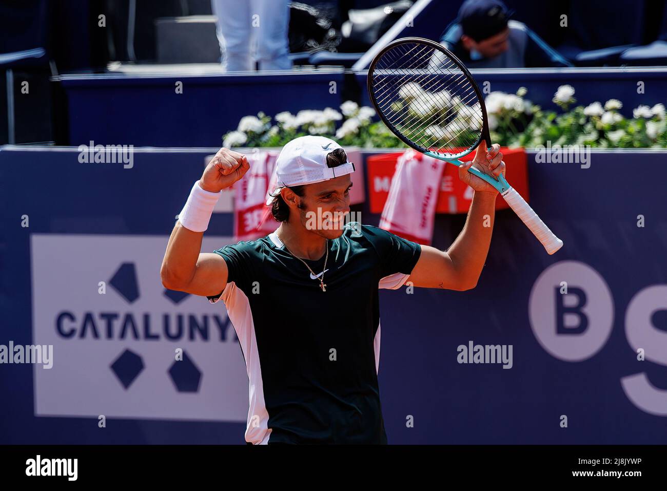 BARCELONE - APR 18: Lorenzo Musetti célèbre la victoire au tournoi de tennis de Barcelone Open Banc Sabadell au Real Club de Tenis Barcelone sur AP Banque D'Images