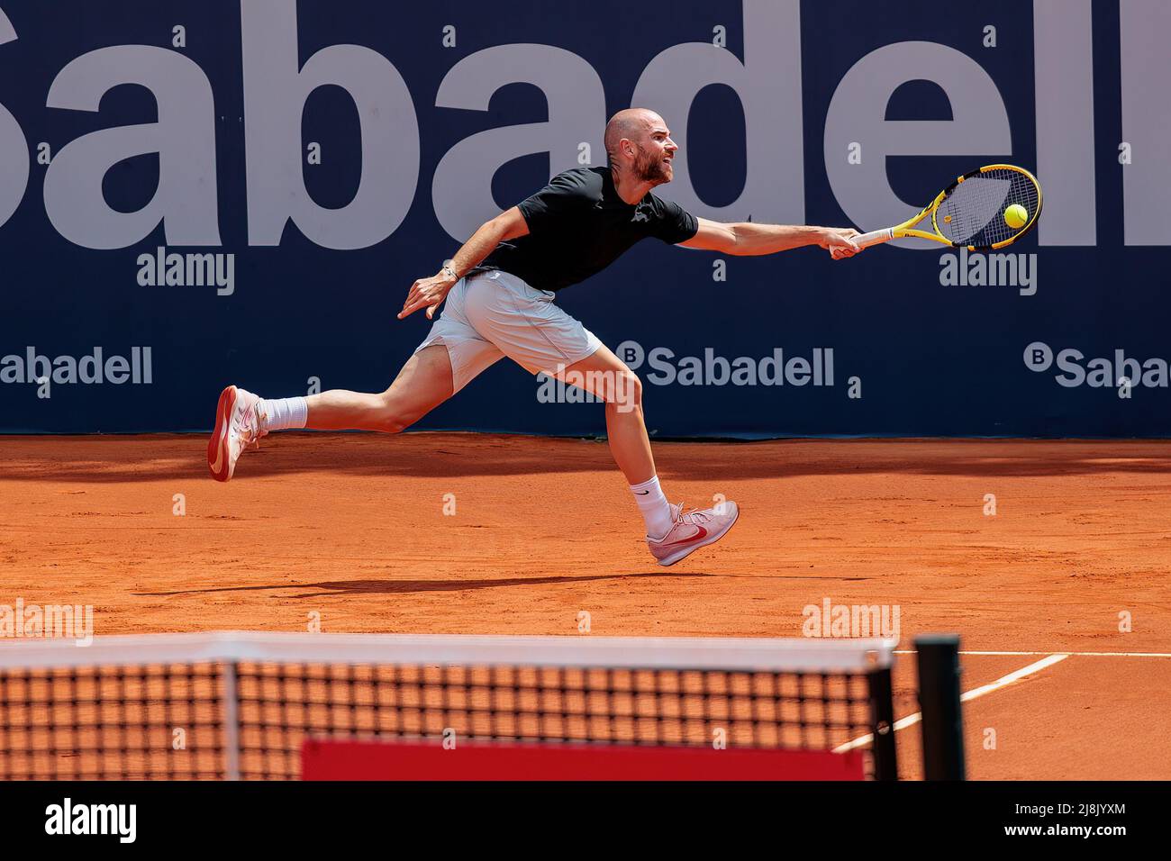 BARCELONE - APR 18: Adrian Mannarino en action pendant le tournoi de tennis du Banc Sabadell ouvert de Barcelone au Real Club de Tenis Barcelone le 18 avril, Banque D'Images