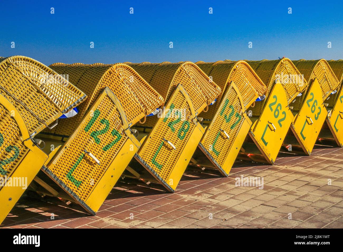 Chaises de plage vides à Doese, Allemagne, Basse-Saxe, Cuxhaven Banque D'Images