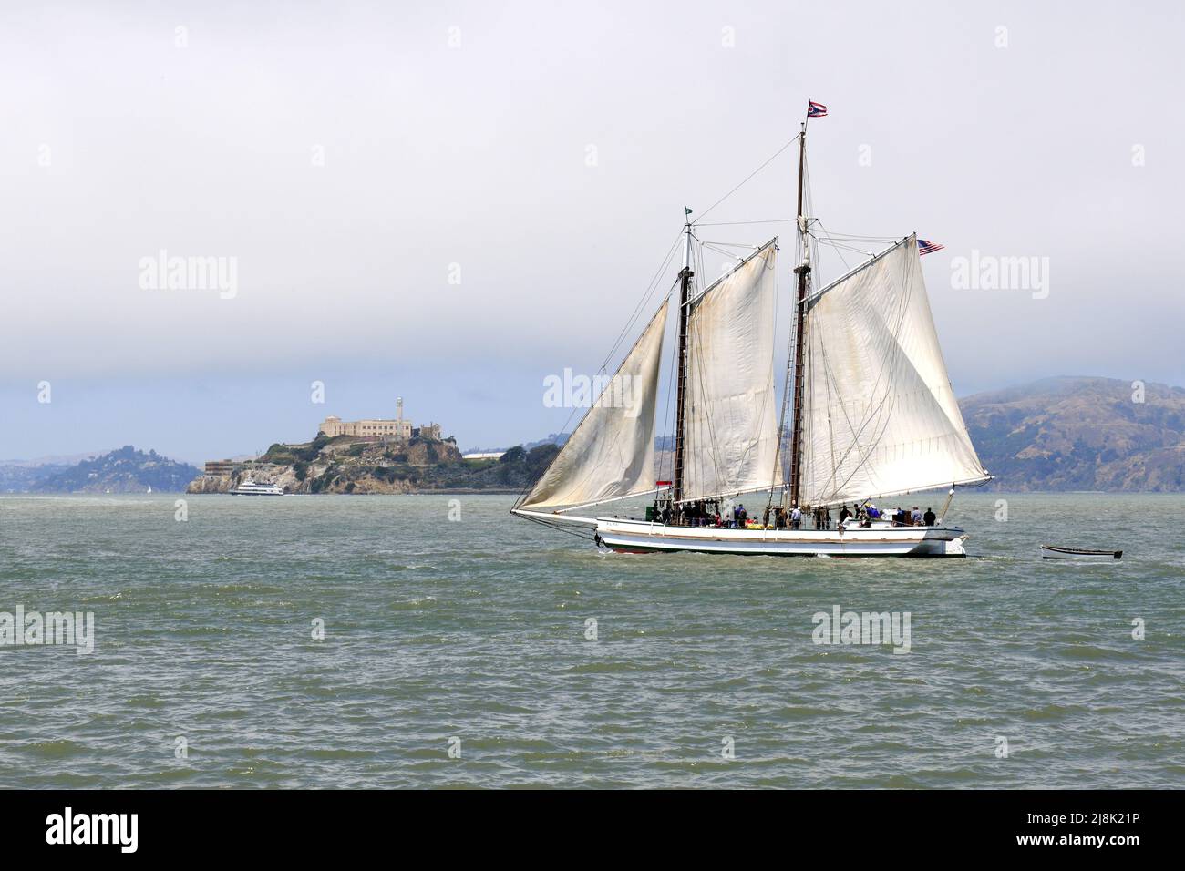 Bateau à voile historique dans la baie de San Francisco avec l'île prison d'Alcatraz en arrière-plan, États-Unis, Californie, San Francisco Banque D'Images