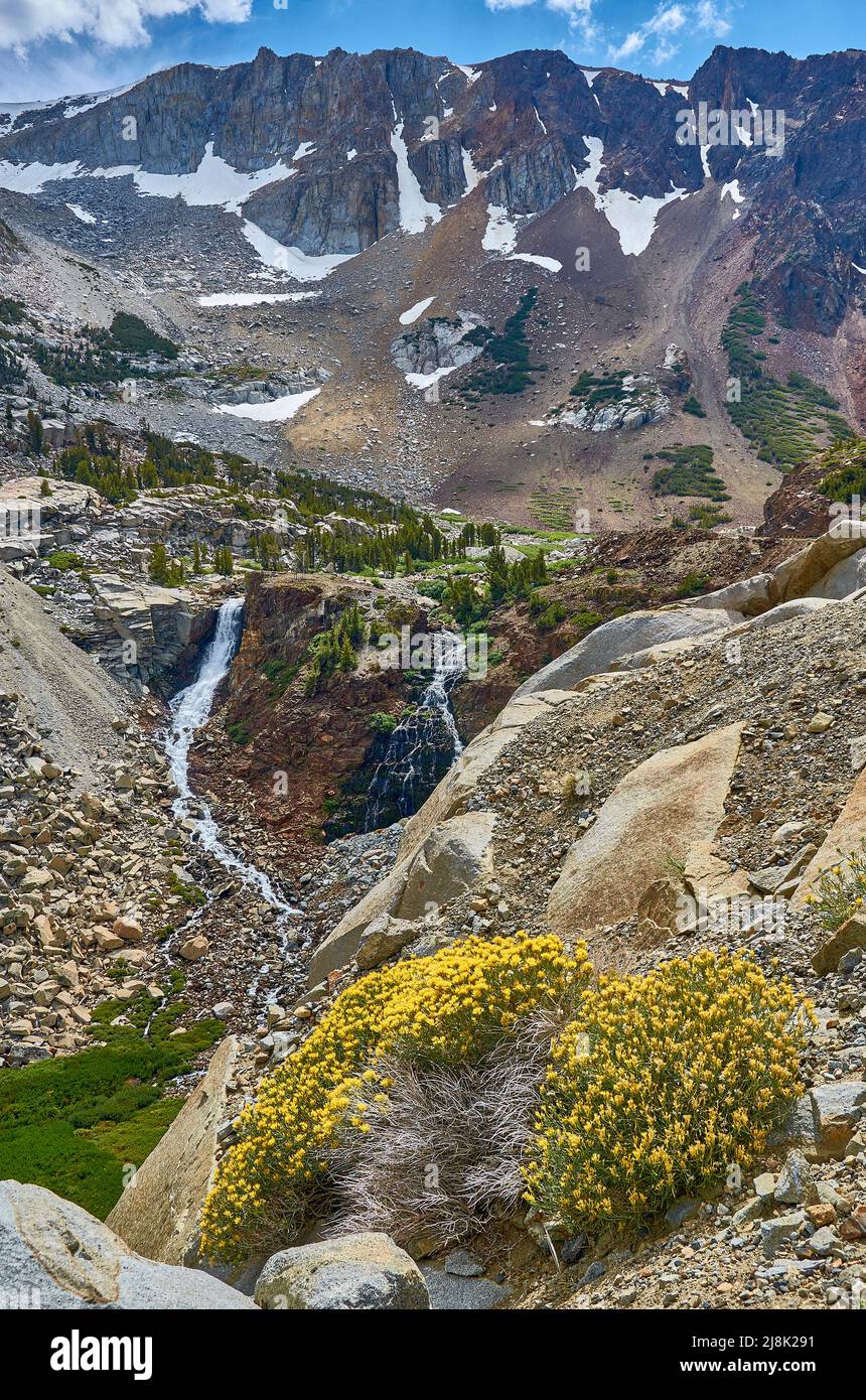 Paysage au col de Tioga avec chute d'eau et restes de neige en été, États-Unis, Californie, parc national de Yosemite Banque D'Images