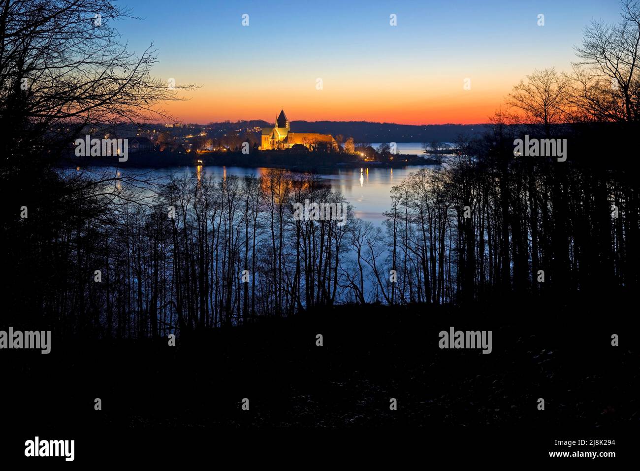 Ratzeburg avec Domsee et cathédrale illuminée au coucher du soleil, Allemagne, Schleswig-Holstein, Naturpark Lauenburgische seen, Ratzeburg Banque D'Images