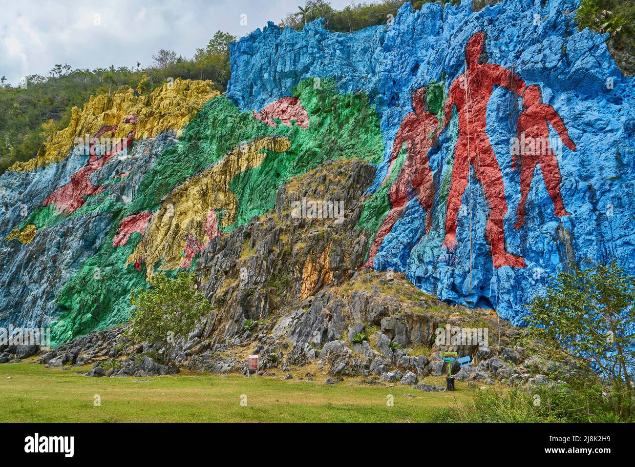 Le dessin monumental de Leovilgildo Gonzales Morillo sur un mur de roche de l'un des Mogotes montre l'évolution pof Cuba, Cuba, Pinar del Rio, Vinales Banque D'Images