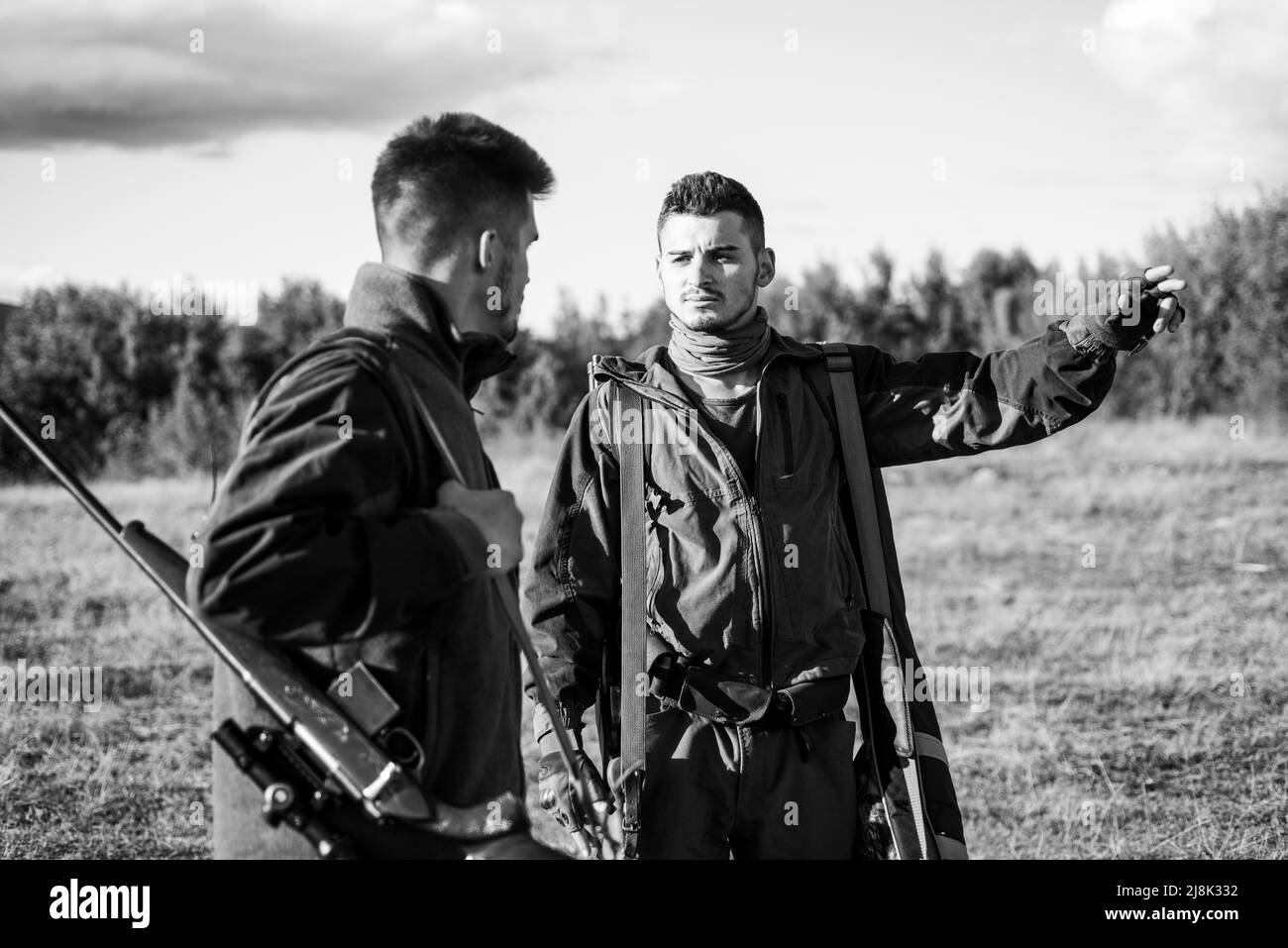 Chasseur avec fusil de chasse. Chasse en forêt de printemps. Banque D'Images