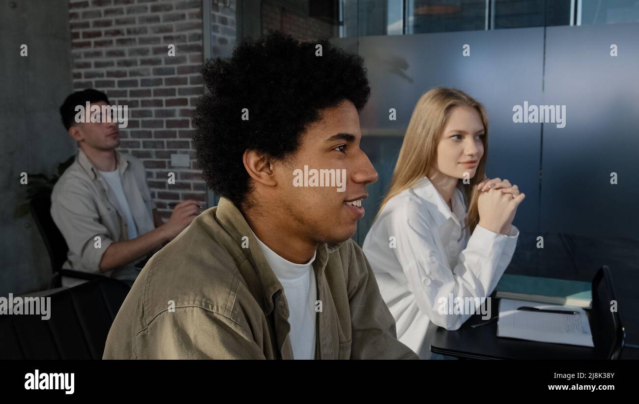 Jeunes élèves de groupe divers assis en classe à la leçon répondre à la question discuter de nouveau sujet avec l'enseignant communiquer avec le conférencier étudiant à Banque D'Images