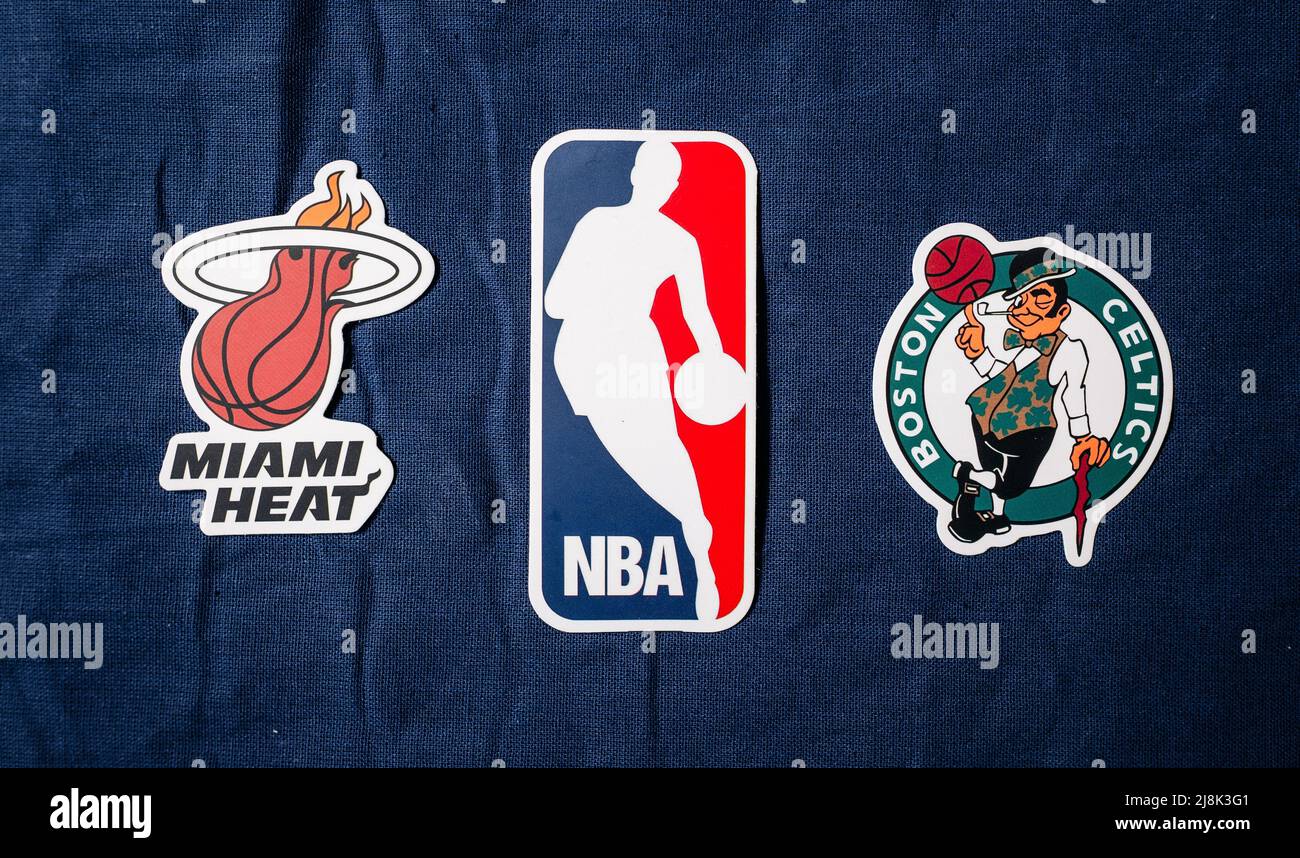 16 mai 2022, Moscou, Russie. Emblèmes des Boston Celtics et des Miami Heat East Conference Playoff finals. Banque D'Images