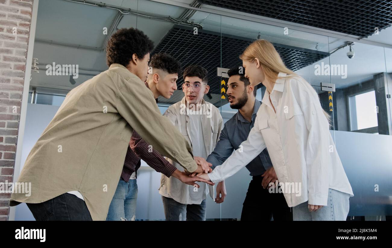 Joyeux groupe divers gens d'affaires les étudiants empilent les mains ensemble motiver pour la réussite participer à la construction d'équipe célébrer la victoire entreprise Banque D'Images