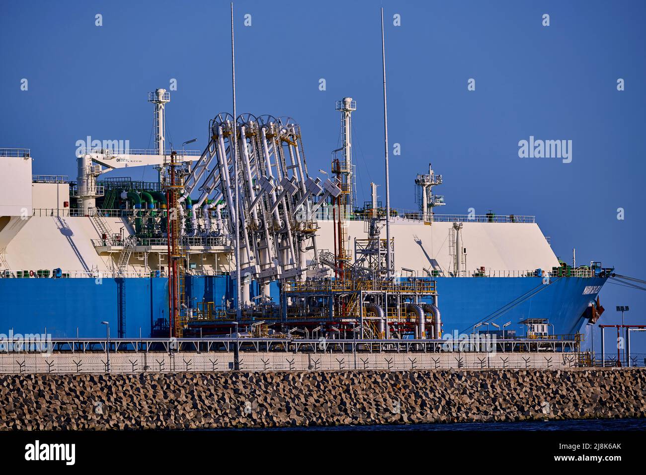 Świnoujście, Pologne - Mai-15-2022: Navire de transport de GNL Maran Gas Appolonia en se déchargeant au terminal pour gaz liquéfiés, raccordements, équim Banque D'Images