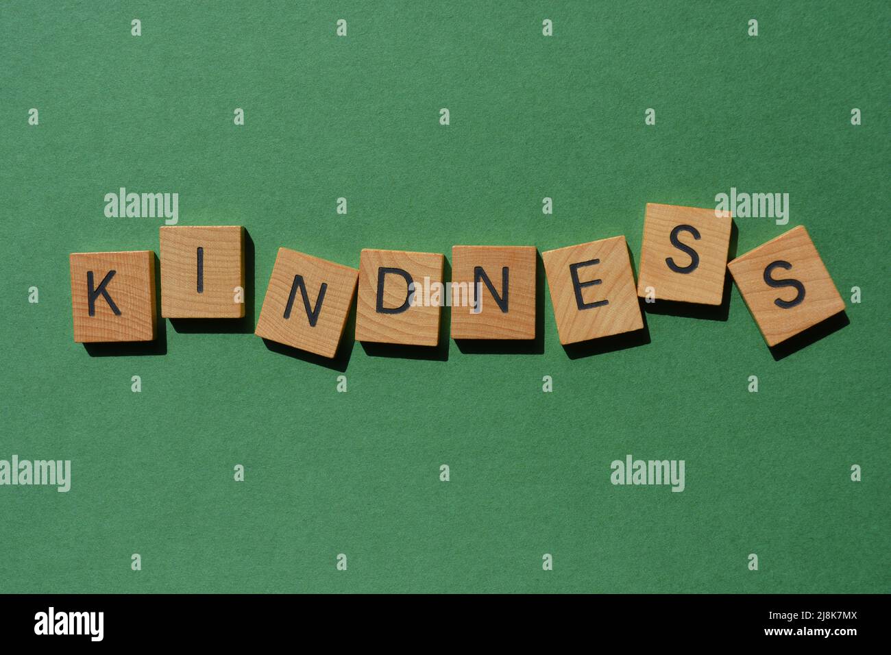 Gentillesse, mot en bois lettres de l'alphabet isolées sur fond de breen Banque D'Images