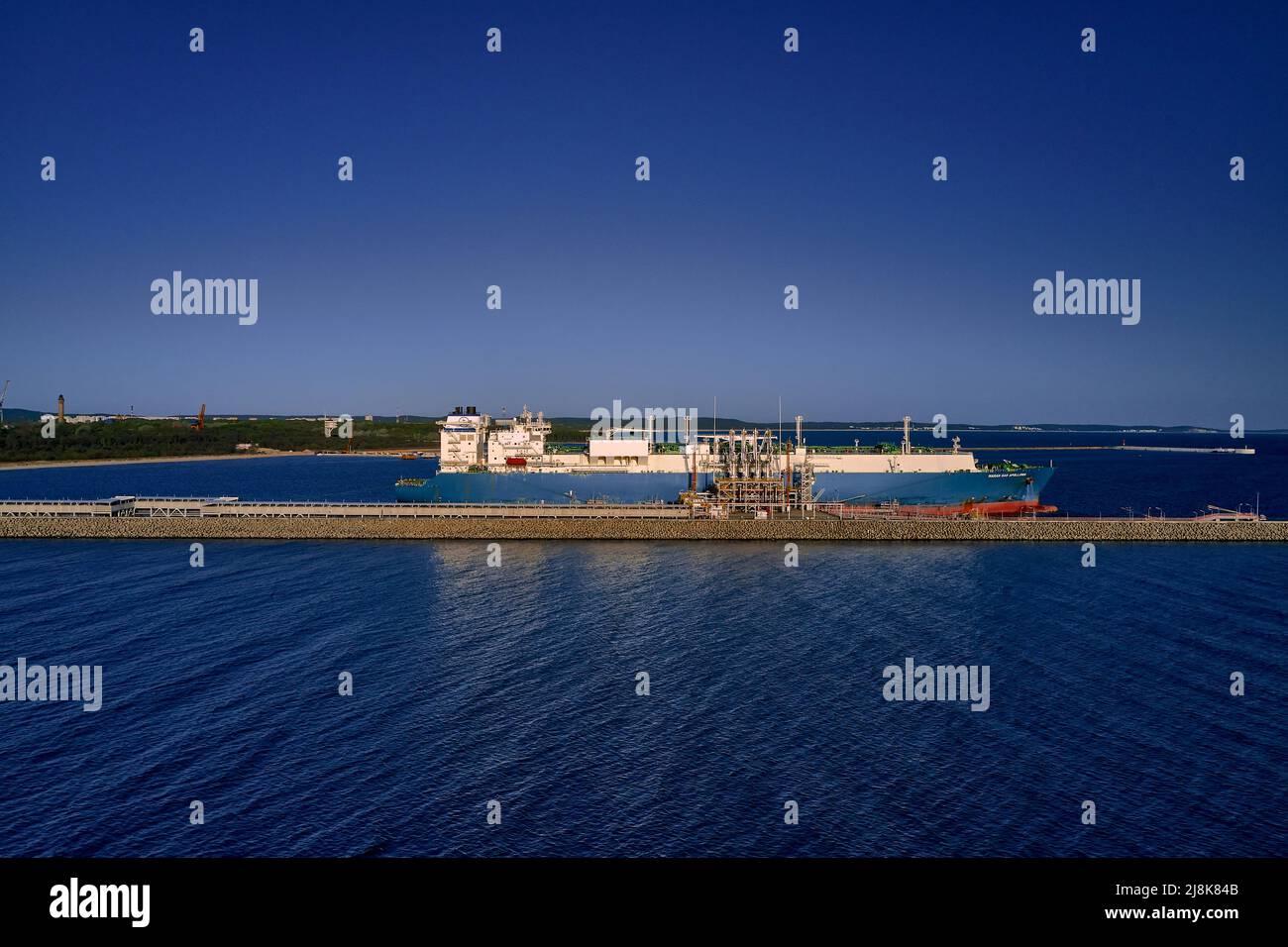 Świnoujście, Pologne - Mai-15-2022: Navire de transport de GNL Maran Gas Appolonia en se déchargeant au terminal pour gaz liquéfiés, raccordements, équim Banque D'Images